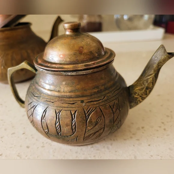 Vintage Hand-Engraved Copper Teapots – Set of 2 – Signed “SAR AHMET / GAZIANTEP” - Picture 7 of 9